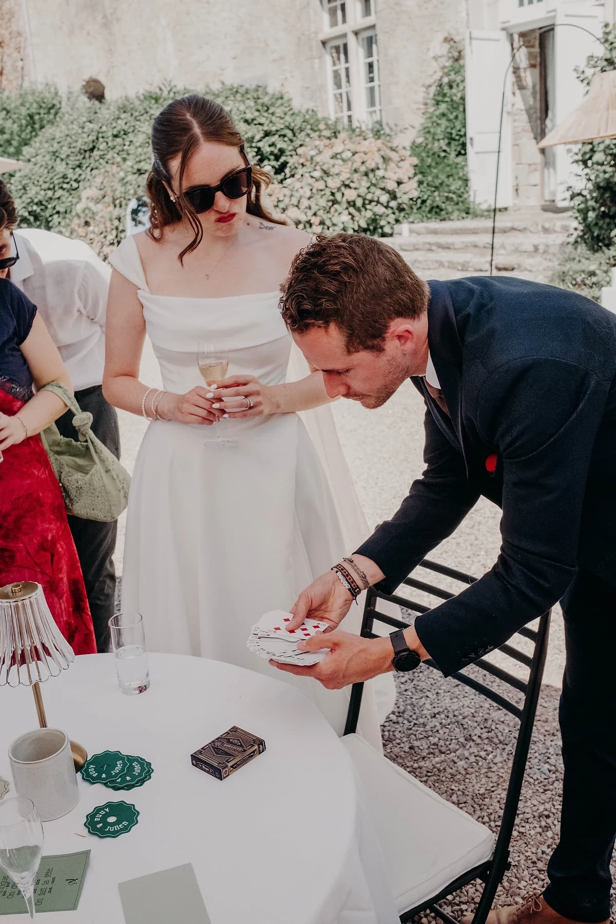 Une mariée suit de très près un tour de cartes