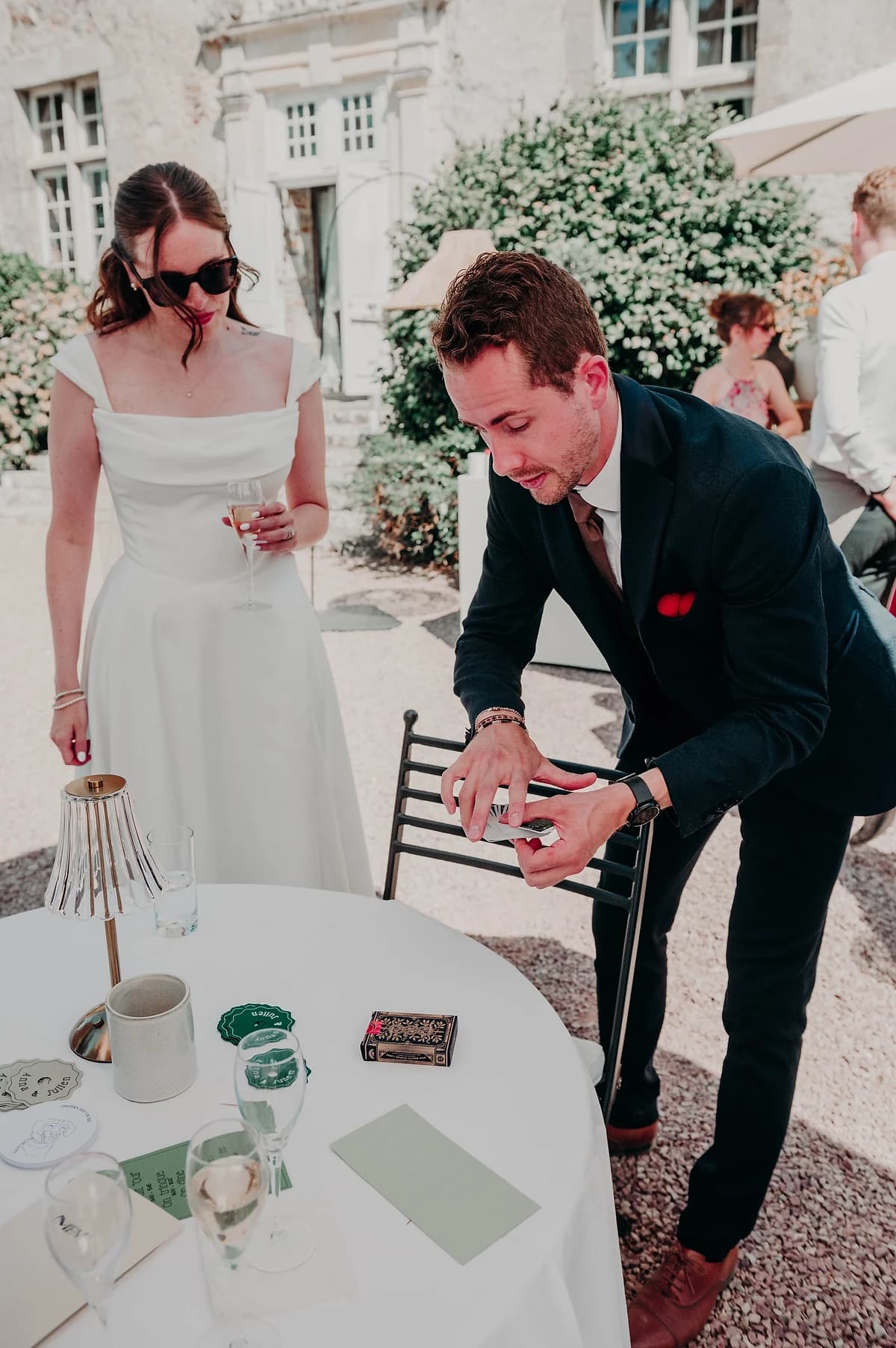 Une mariée observe un tour qui se déroule sur la table devant elle